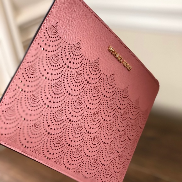 NWT Michael Kors large perforated wristlet - Picture 3 of 8